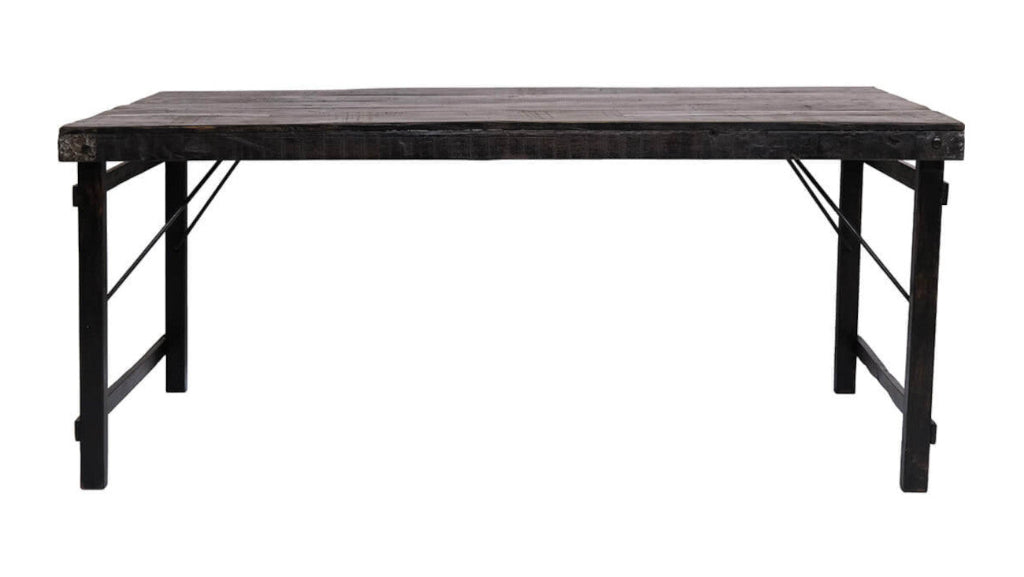 Großer Esstisch aus wiedergewonnenem Altholz 180 × 90 cm mit schwarzem Metallgestell und patinierter Oberfläche.