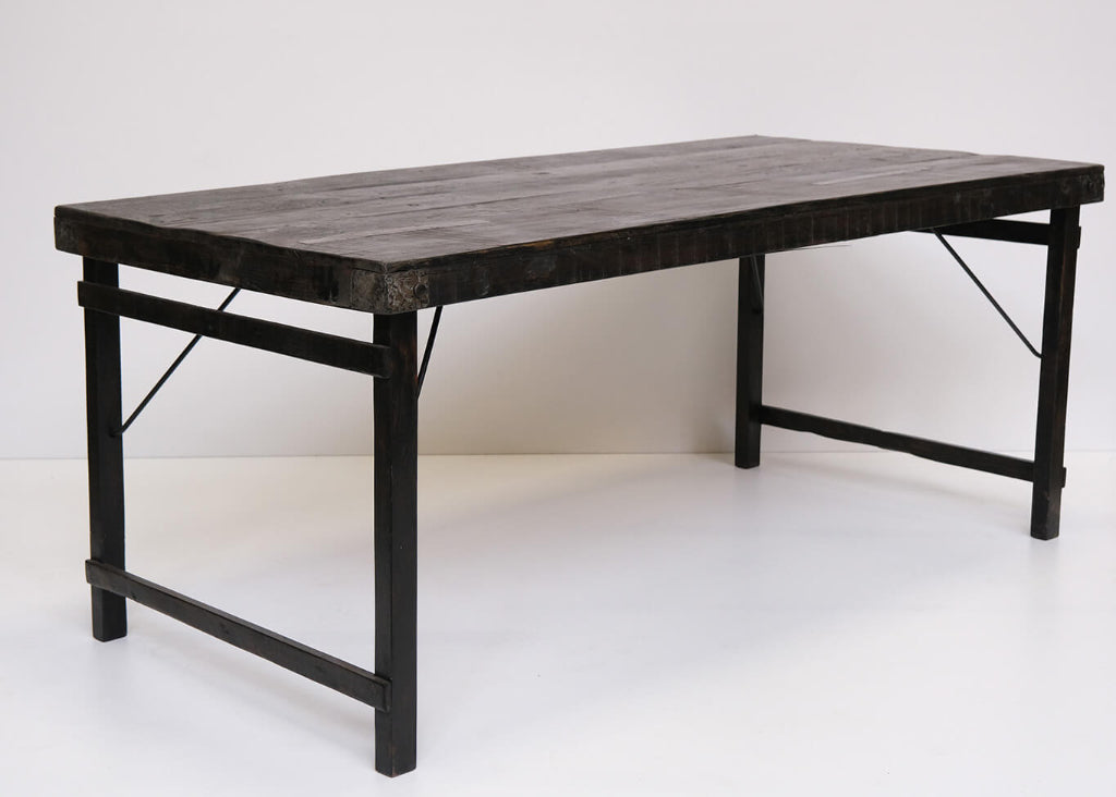 Rustikaler Klapptisch aus Altholz und Eisen in Schwarz – ideal für Esszimmer, Küche und Wohnküche.