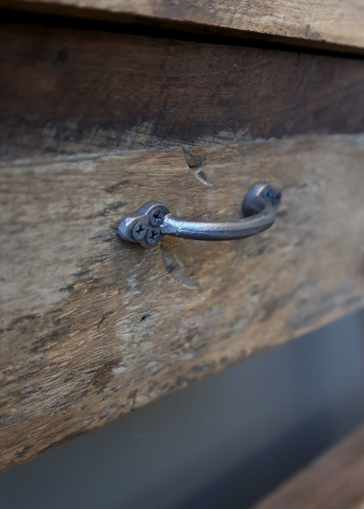 Nachhaltiger Konsolentisch aus wiedergewonnenem Holz als Schreibtisch oder Pflanztisch.