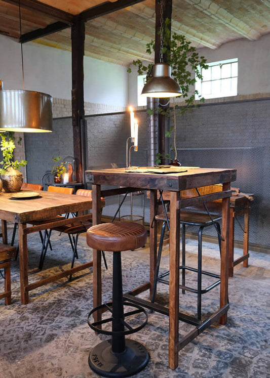 Altholz Stehtisch quadratisch 70*70 cm im Restaurant