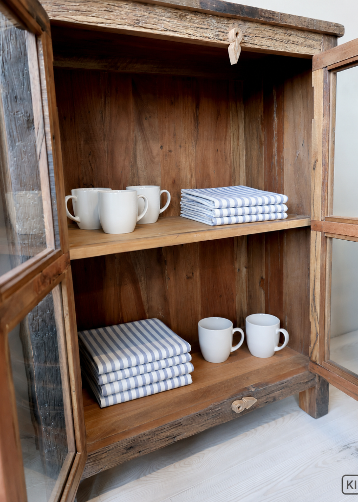 Kompakte Altholzvitrine aus nachhaltigem Recyclingholz mit einzigartiger Holzmaserung.