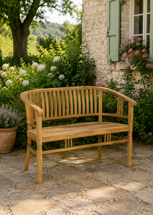 Landhaus Gartenbank 2 Sitzer aus Massivholz auf heller Naturstein-Terrasse vor rustikalem Landhaus mit blühendem Garten