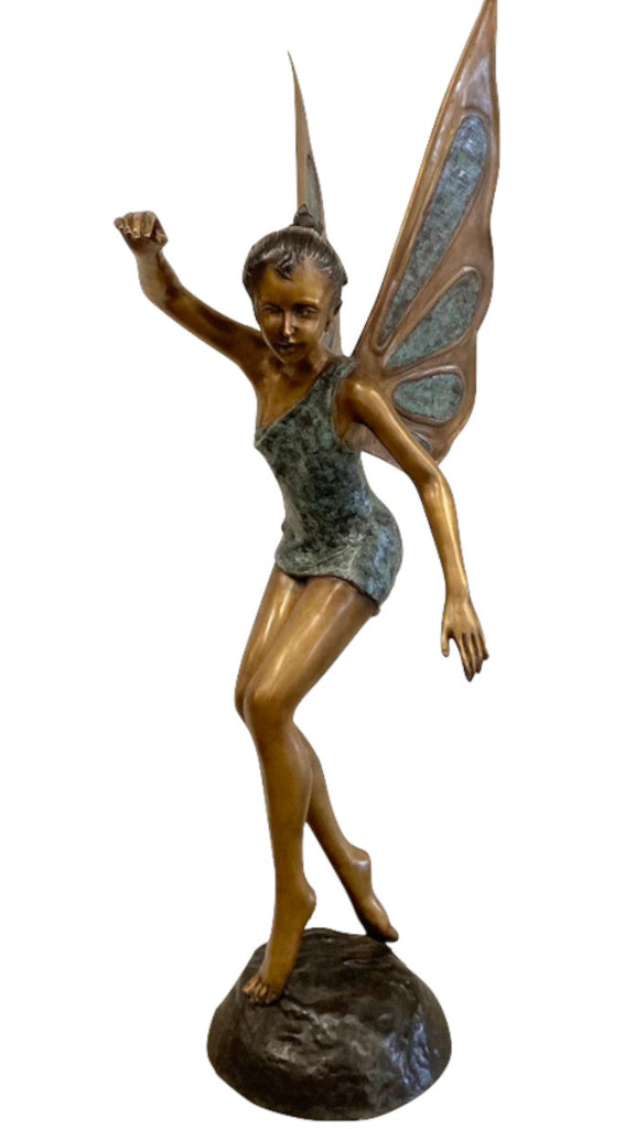 Große Bronzefee mit ausgebreiteten Flügeln in stilvollem Außenbereich, elegante Gartenskulptur für anspruchsvolle Dekoration.