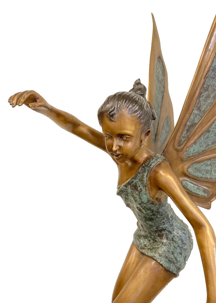 150 cm hohe Bronze Figur einer anmutigen Fee mit edler Patina, wetterfeste Kunst für Innen- und Außenbereiche.