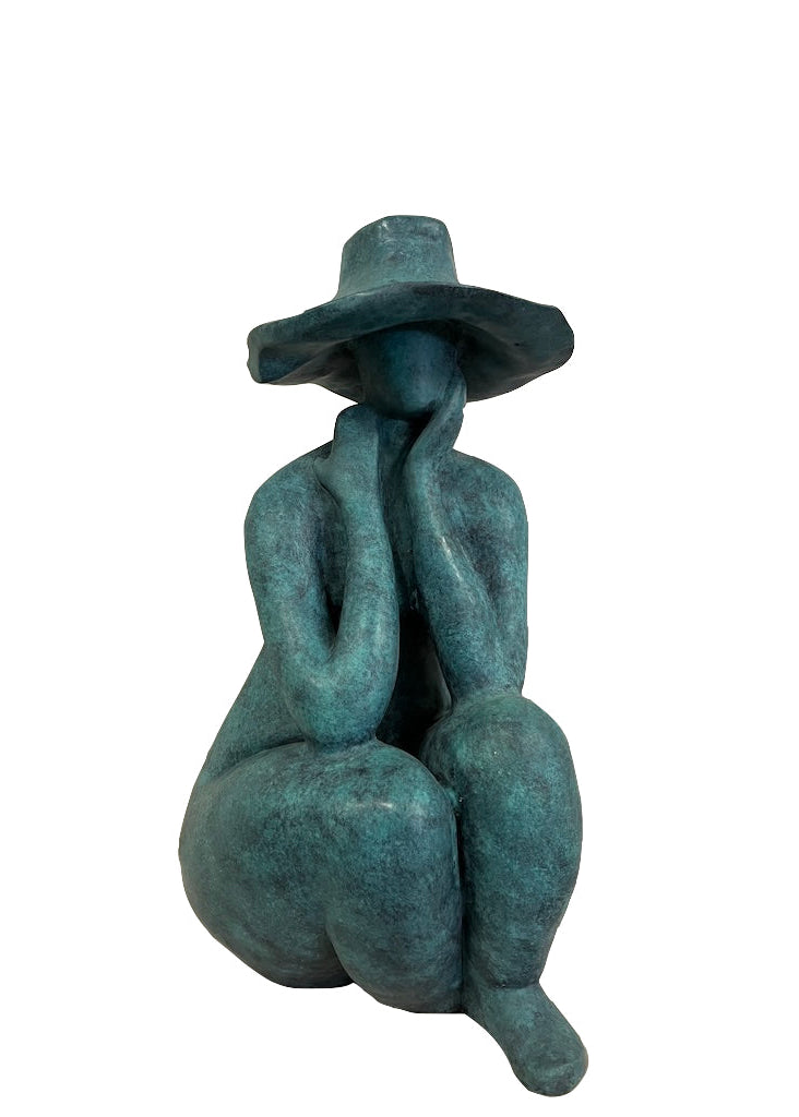 „Bronzenes Mädchen mit Hut, Bronze-Skulptur mit antikgrüner Patina“.