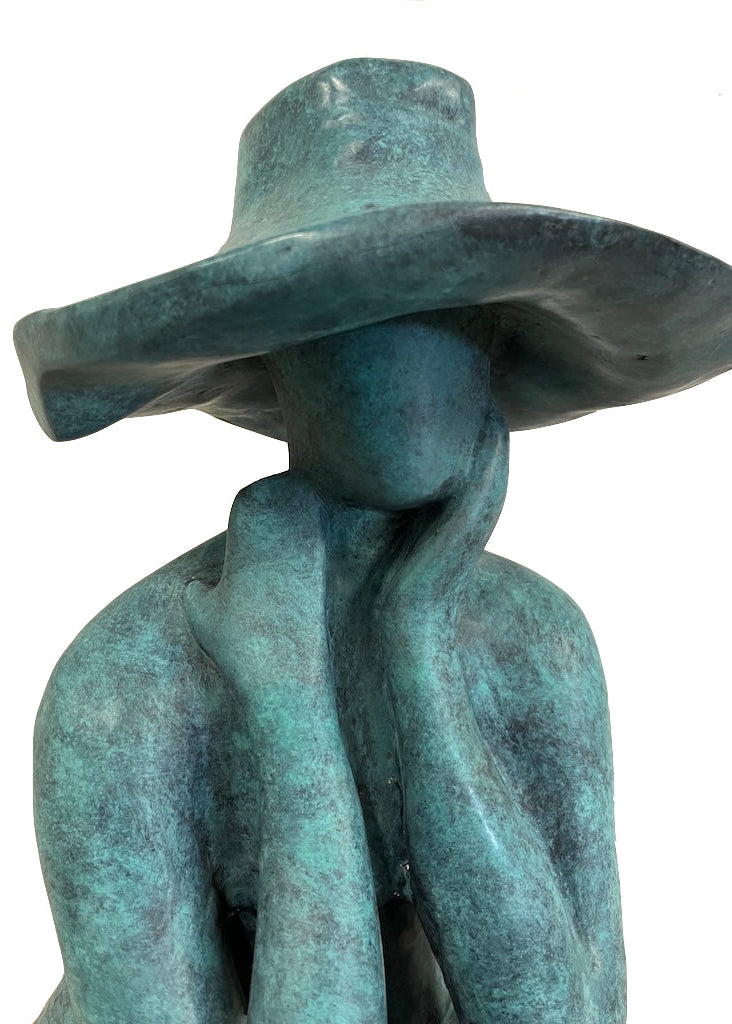 Moderne Bronzefigur eines Mädchens mit Hut