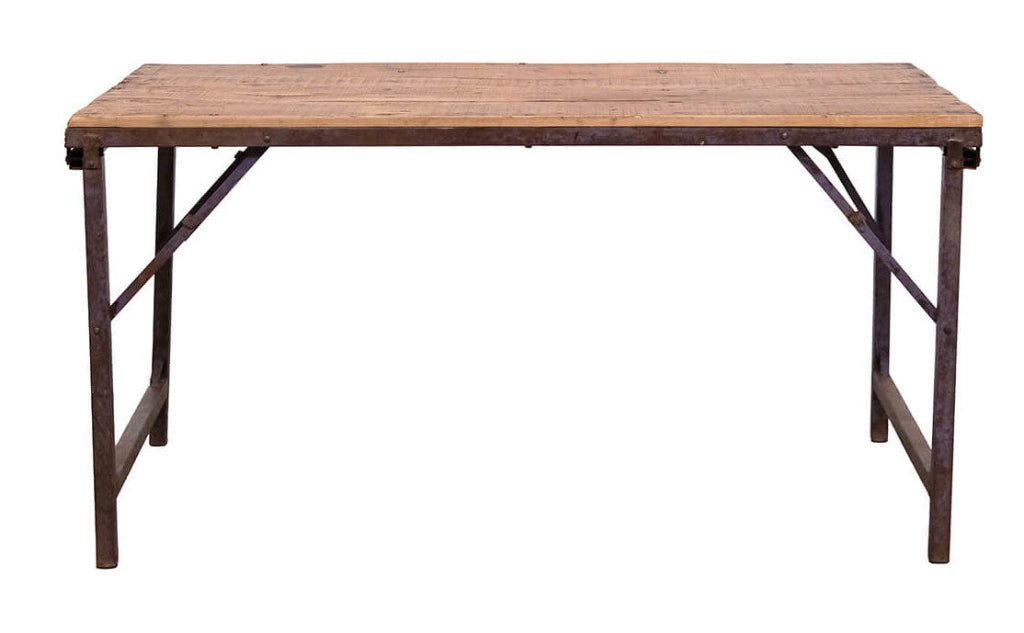 Couchtisch PINO aus Holz und Metall vor modernem Ledersofa, außergewöhnlicher Industrial Wohnzimmertisch mit klappbaren Beinen.