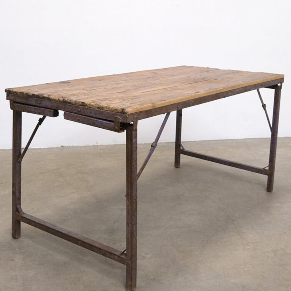Klappbarer Esstisch PINO B 153 cm aus recyceltem Holz und patiniertem Metall, vielseitiges Möbelstück für moderne Stadtwohnungen.