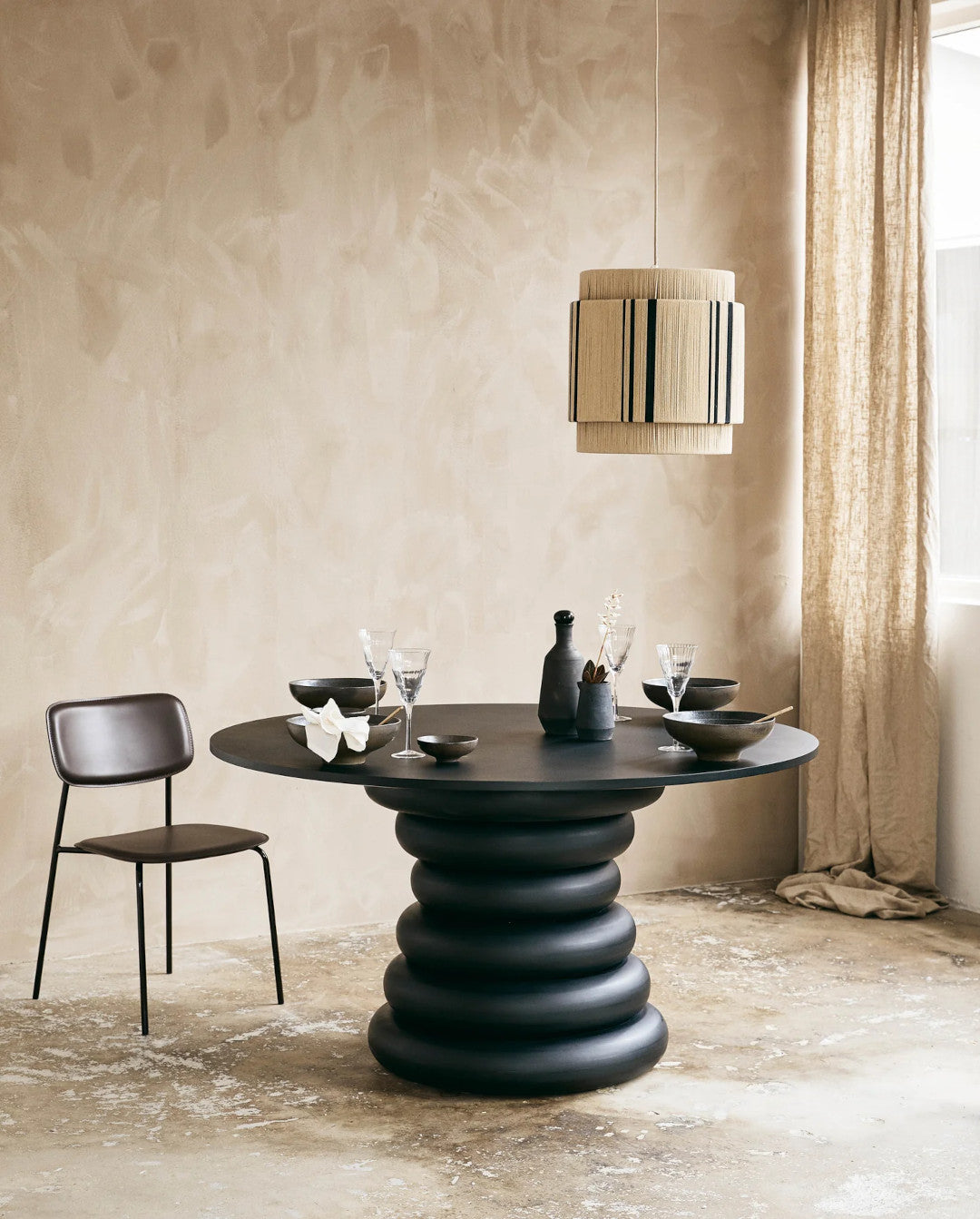 runder Esstisch 140cm in Schwarz