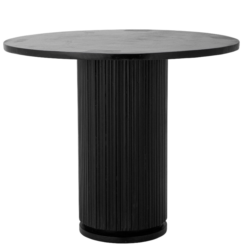 Moderner runder Mangoholz Esstisch in Schwarz mit schwarzen Stühlen, dekoriert in einem freundlichen Bistro im Vintage-Look.