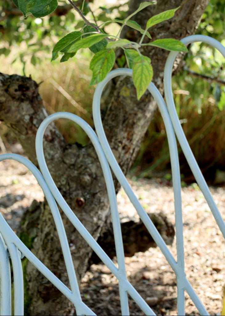 Hellblaue Metall Gartenbank LULU im Landhausstil B 124 cm