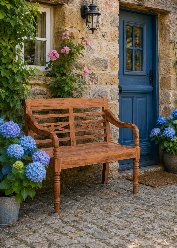 Romantische Balkonbank aus hochwertigem Teakholz in Natur mit kunstvoller Blumen-Schnitzerei für ein gemütliches Zuhause.