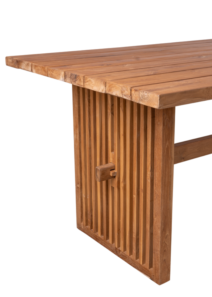 Robuster Outdoor Tisch aus Massivholz im modernen Design auf sonniger Terrasse