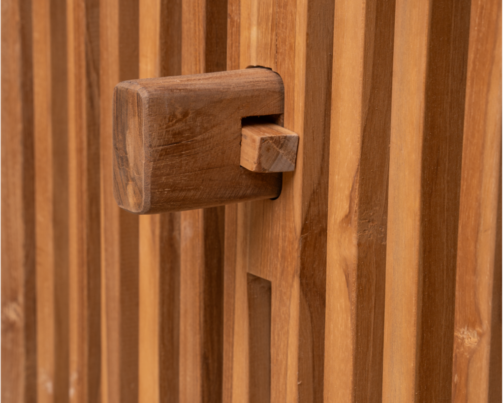 Handgefertigter Gartentisch aus Holz 200x100 cm mit natürlicher Oberfläche im Außenbereich