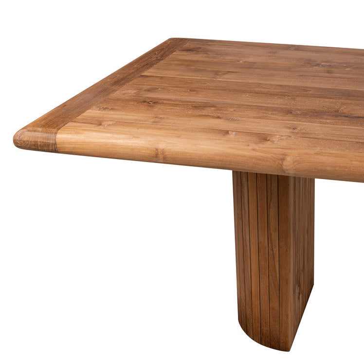 Handgefertigter Gartentisch aus Massivholz mit stabilem Design und natürlicher Holzstruktur