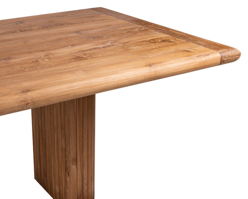 Outdoor Esstisch aus Holz für Terrasse mit halbrunden Säulenbeinen und rustikaler Optik