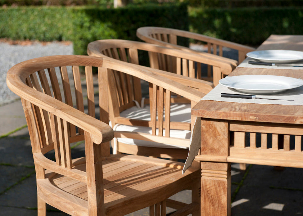 Outdoor Esstisch Teakholz rechteckig auf Naturstein Terrasse vor Landhaus
