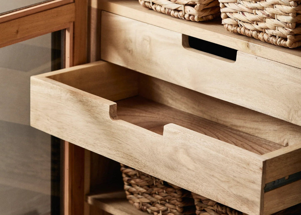 Große Holz Vitrine in schwarz-natur Landhausstil mit Schubladen und Fächern