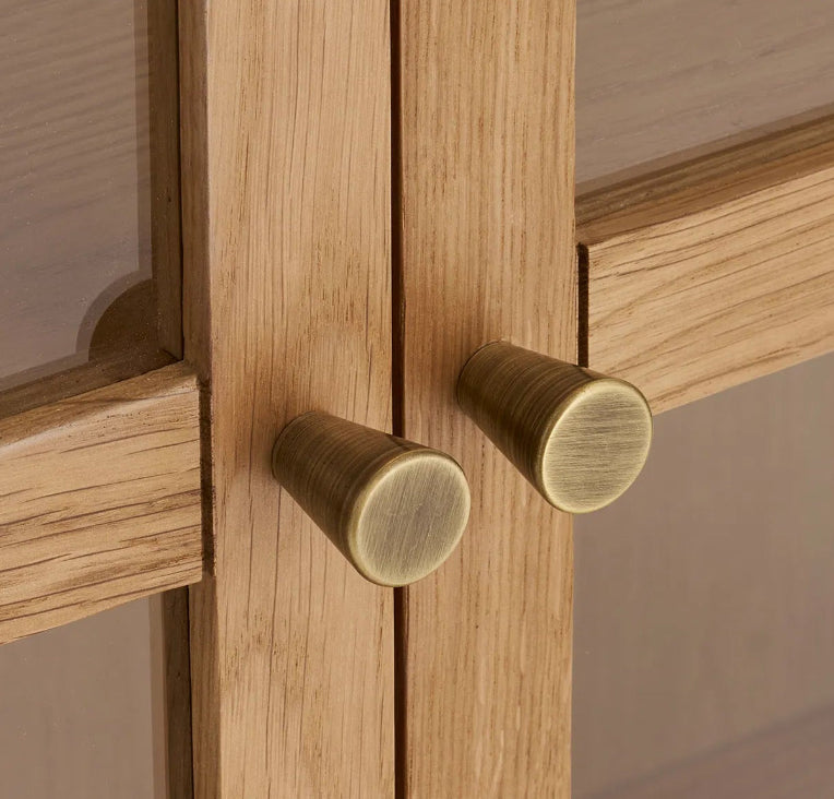 Große Vitrine ELI Holz Natur 90x40x180 cm, Metall antik Messing Türgriffe