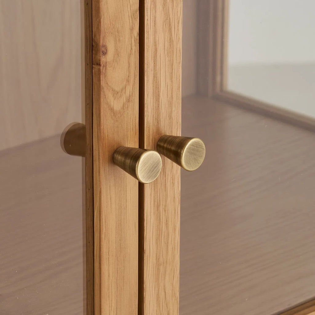 Moderne Holz Vitrine im nordischen Skandi-Landhaus Look