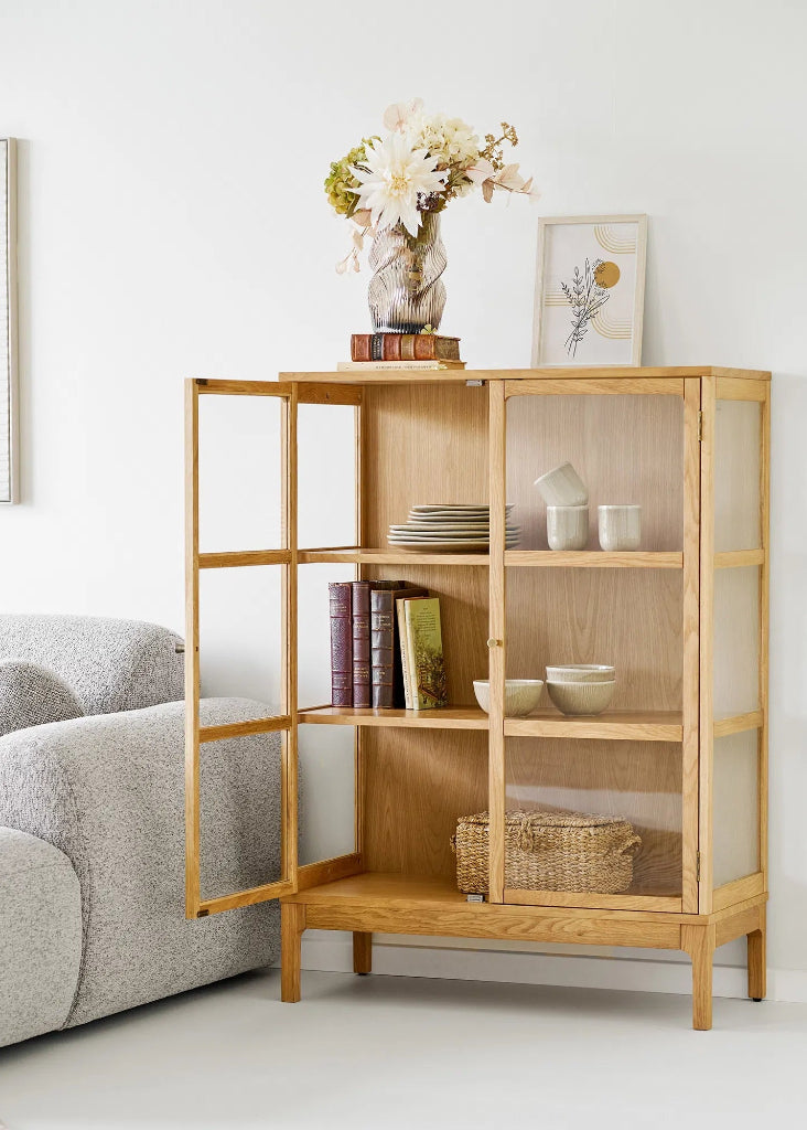 Moderne Holz Vitrine im nordischen Skandi-Landhaus Look