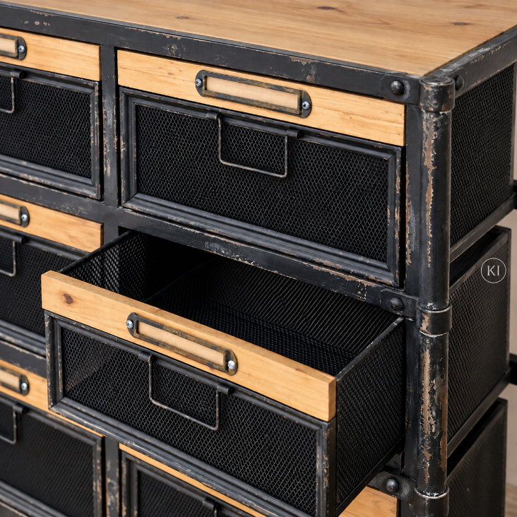 Detailansicht der Kommode TIM mit schwarzem Metall, natürlichem Tannenholz, Gitterfronten und antikem Vintage Look.