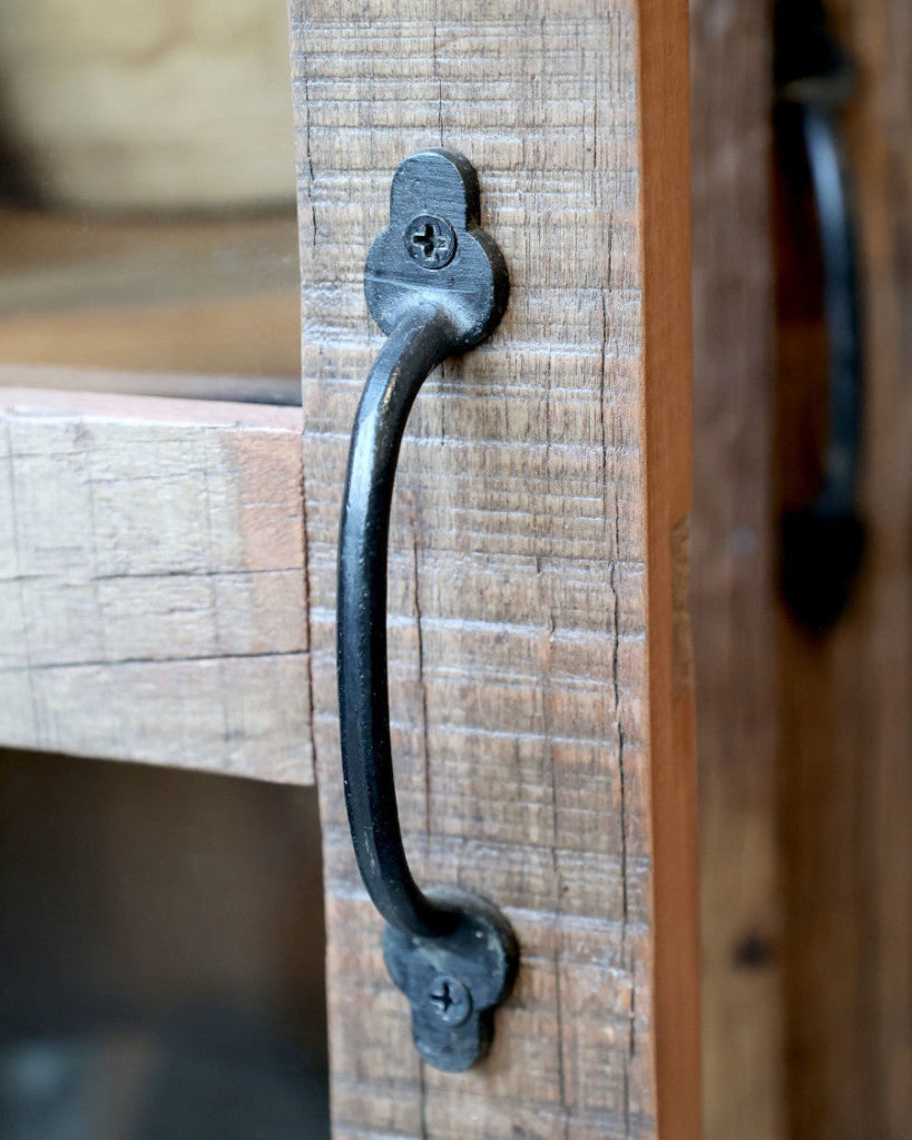 Kleine Vitrine Altholz im Landhausstil mit edlen Metallgriffen