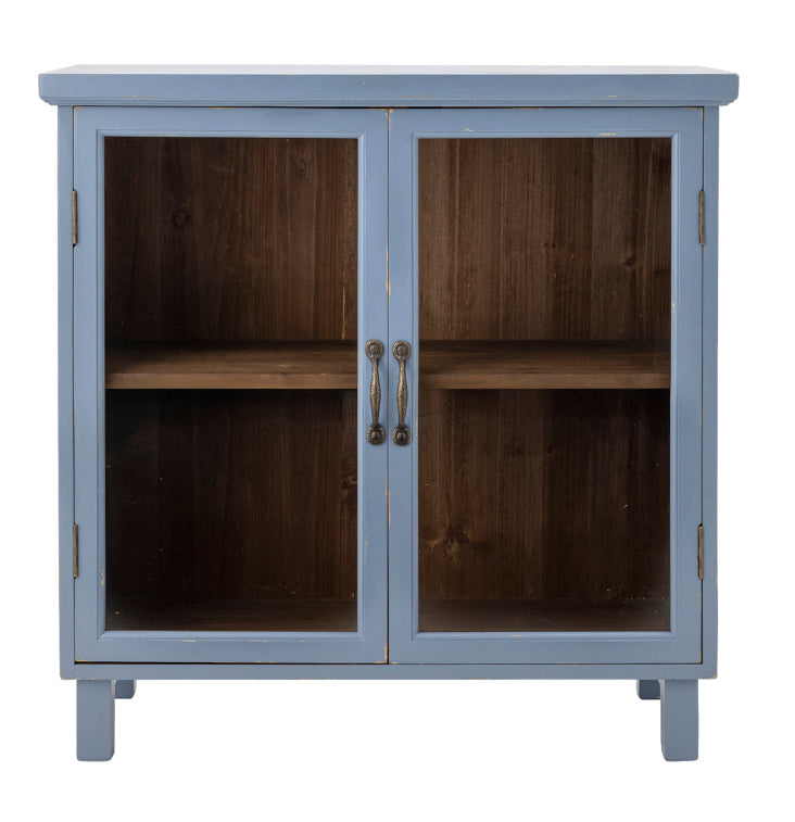 Kleine blaue Kommode mit Glastüren im rustikalen Shabby Chic Landhausstil