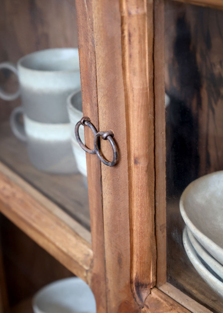 Altholz Vitrine mit Metallring Griffen