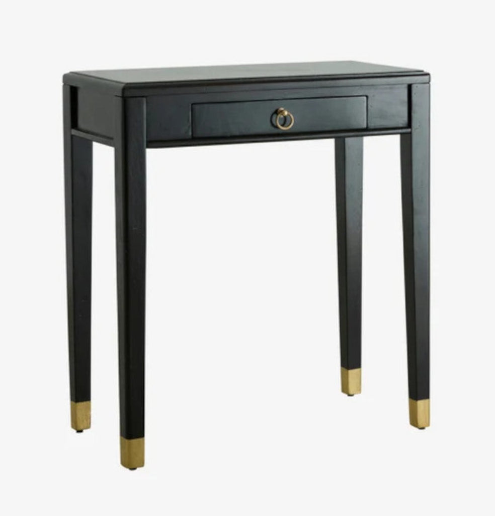 Eleganter Flurtisch EMMA schwarz-gold im hellen Eingangsbereich, stilvoll dekoriert mit Spiegel, Vase und Wohnaccessoires.