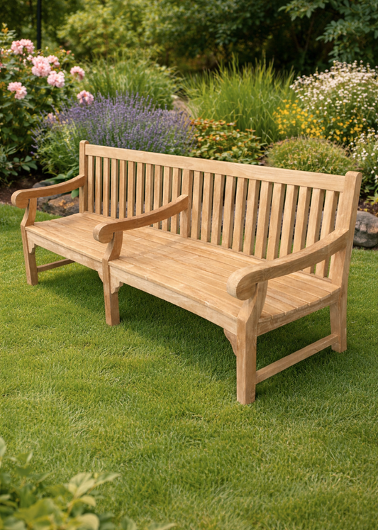 Große Gartenbank aus Teak Massivholz mit drei Armlehnen im Landhausstil