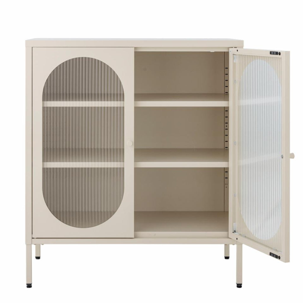 Elegante Metallvitrine in Sandton mit geriffeltem Glas und skandinavischem Design