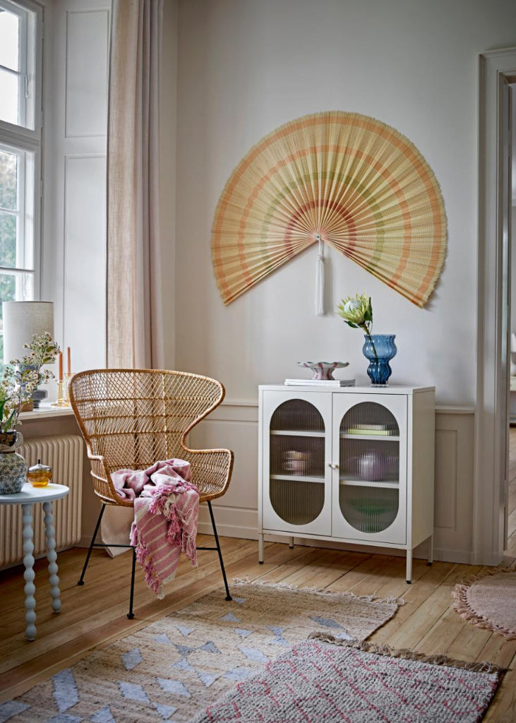 Weiße Metall Vitrine-Anrichte im industrial Look