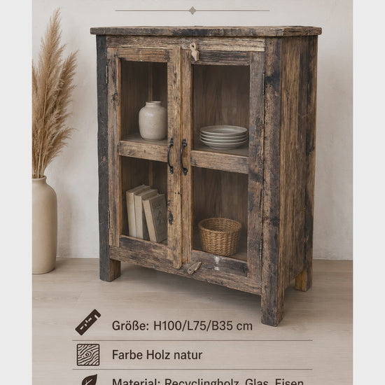 Nachhaltige Holzvitrine aus Recyclingholz mit handgefertigtem Charakter und zeitlosem Landhausstil.