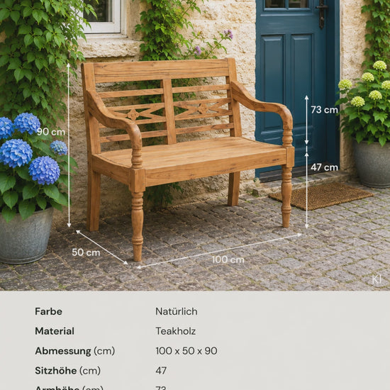 Landhaus Gartenbank aus massivem Teakholz mit floraler Schnitzerei in der Rückenlehne auf einem sonnigen Balkon im Vintage-Stil.