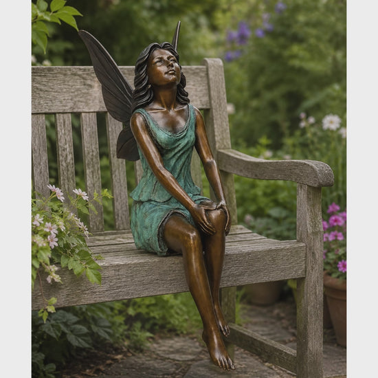Bronze-Elfe mit filigranen Flügeln als elegante Wohn- und Gartendekoration in hochwertiger Bronze mit antikgrüner Oberfläche.