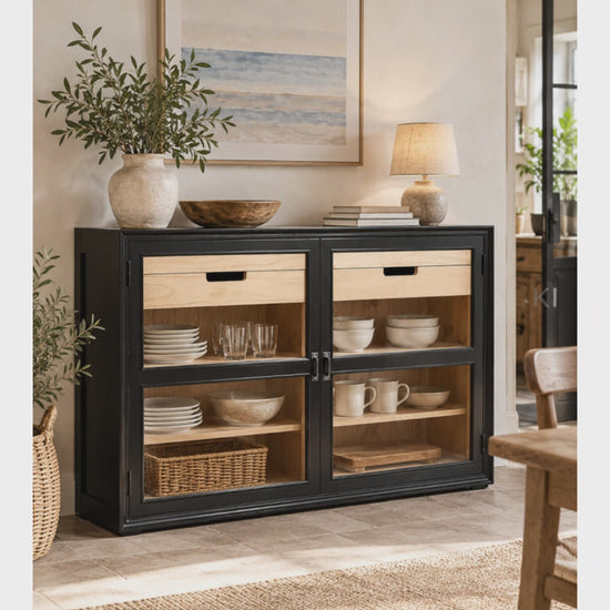 Schwarze Sideboard-Vitrine mit hellem Naturholz innen, 148 cm breit, ideal für Wohnzimmer und Esszimmer.
