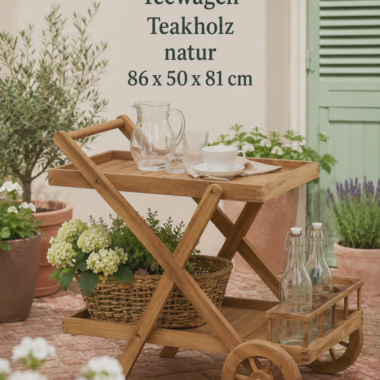 Landhaus Garten Servierwagen aus Teakholz auf sonniger Terrasse mit Getränken und Blumen.