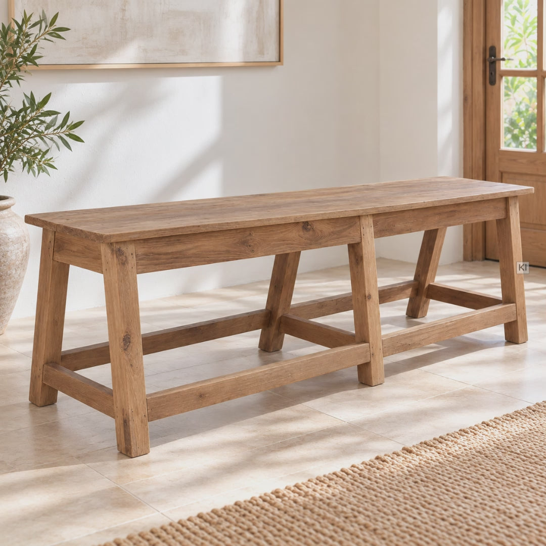 Naturfarbene Holzbank aus altem Holz mit charaktervoller Oberfläche und schlichter geradliniger Form