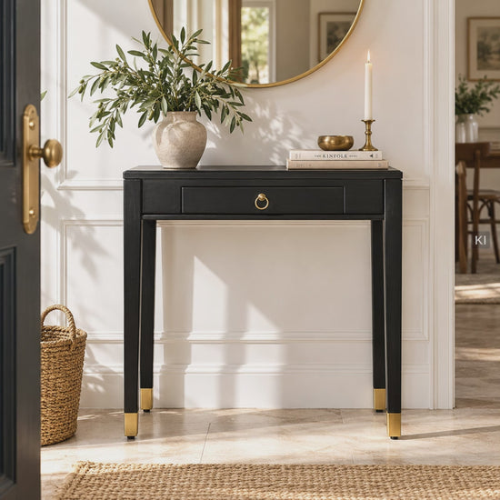Schmaler Konsolentisch EMMA aus Mangoholz und MDF mit edlen Messingdetails, ideal für kleine Räume und moderne Wohnungen.