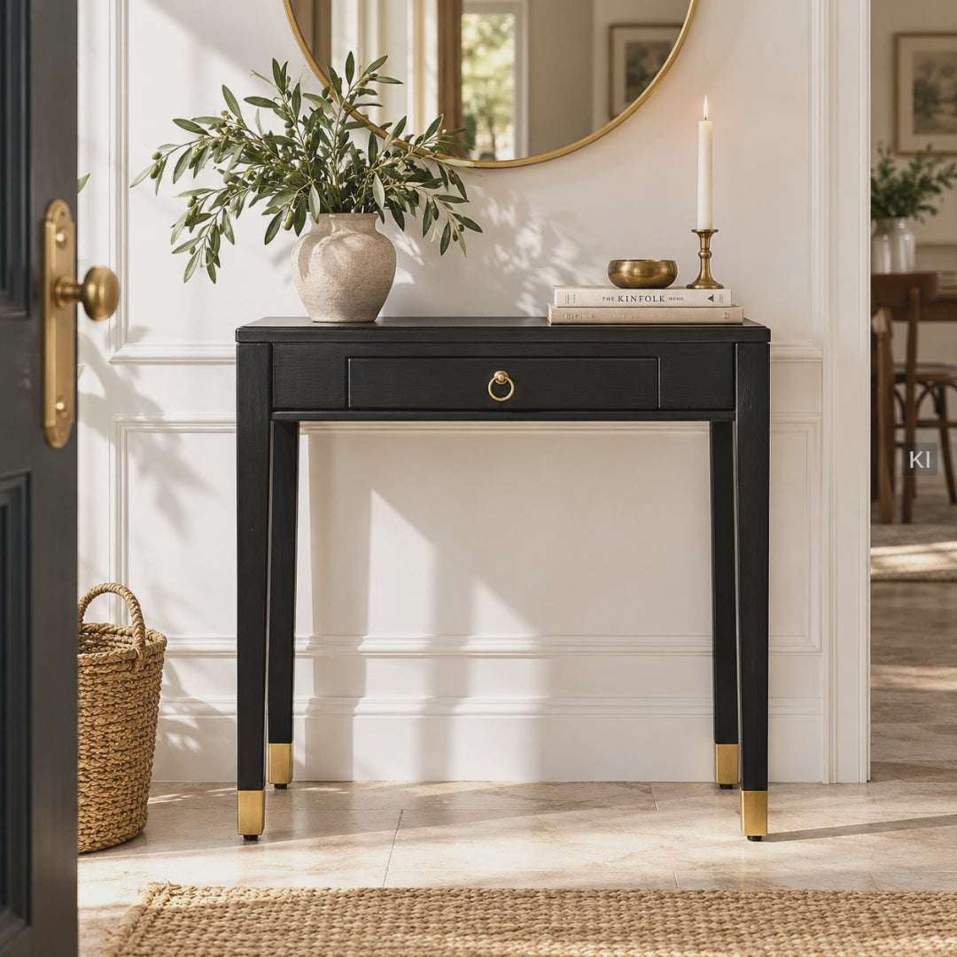 Schmaler Konsolentisch EMMA aus Mangoholz und MDF mit edlen Messingdetails, ideal für kleine Räume und moderne Wohnungen.