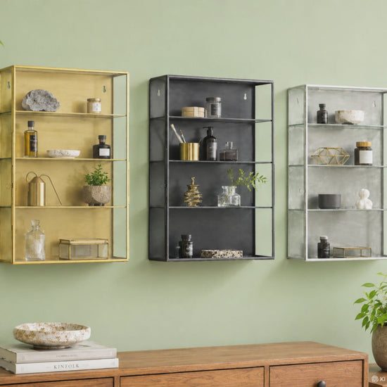 Dekorative Eisen-Wandvitrine im nostalgischen Industrial-Look mit Glasfront für stilvolle Aufbewahrung und Präsentation von Wohnaccessoires und Schmuck.