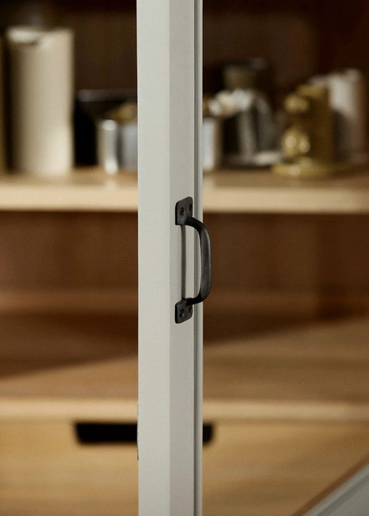 Schmale Landhaus Vitrine 1 Tür Holz grau-natur, Metall Türgriffe