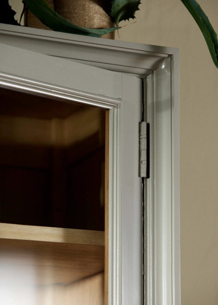 Schmale Landhaus Vitrine 1 Tür Holz grau-natur, vintage Look