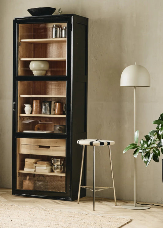Schmale Holz Vitrine in schwarz-natur