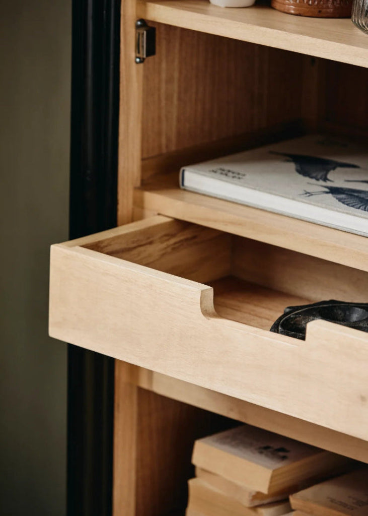 Schmale Landhaus Holz Vitrine MAJA in schwarz-natur mit Schubladen