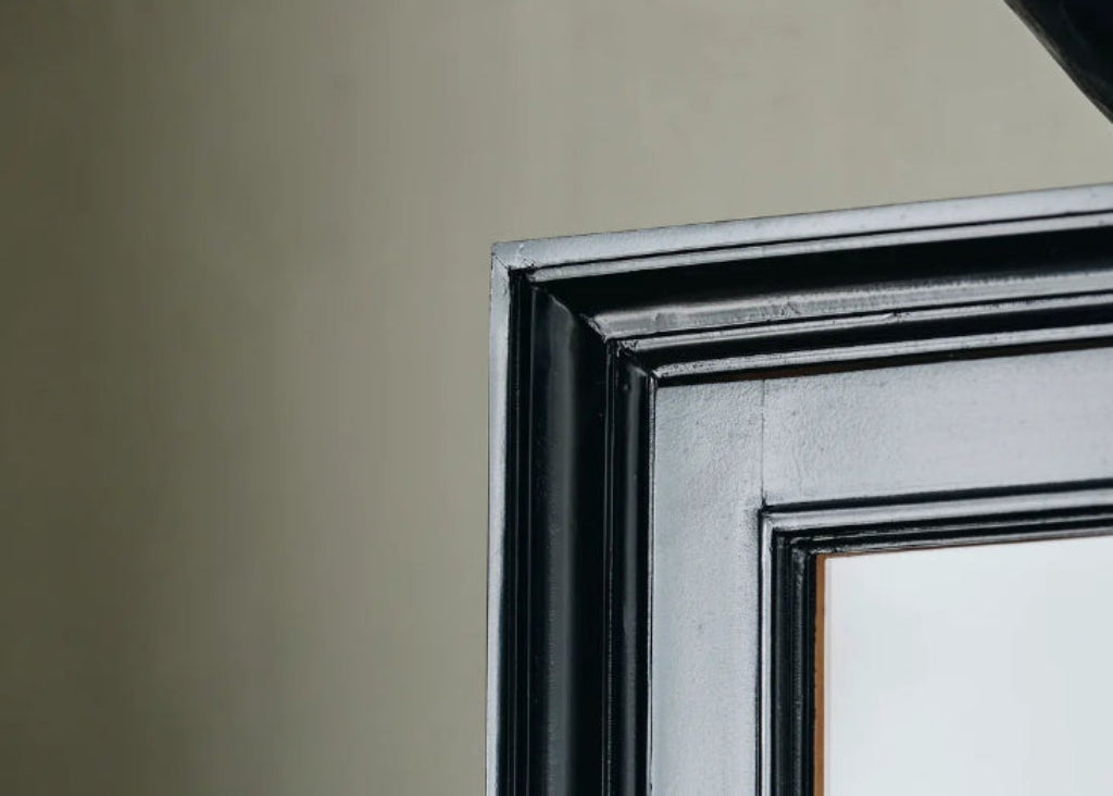 Schmale Holz Vitrine vintage schwarz-natur 