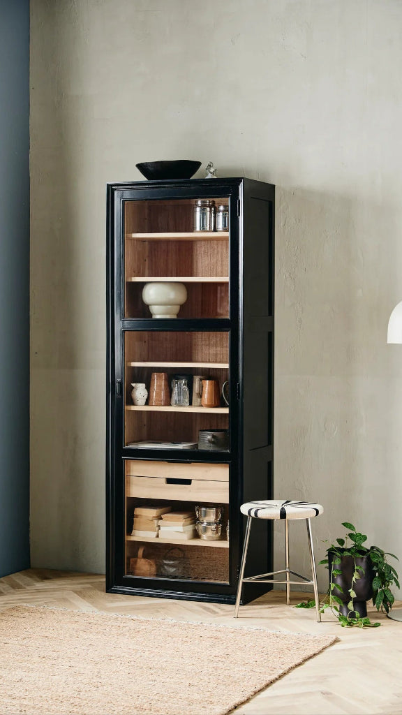 Schmale Holz Vitrine MAJA in schwarz-natur Wohnzimmer Schrank