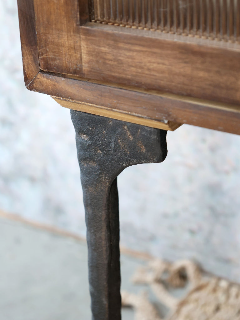 Sideboard-Vitrine MELLI mit Riffelglas Türen B 112 cm, Gusseisen Beine