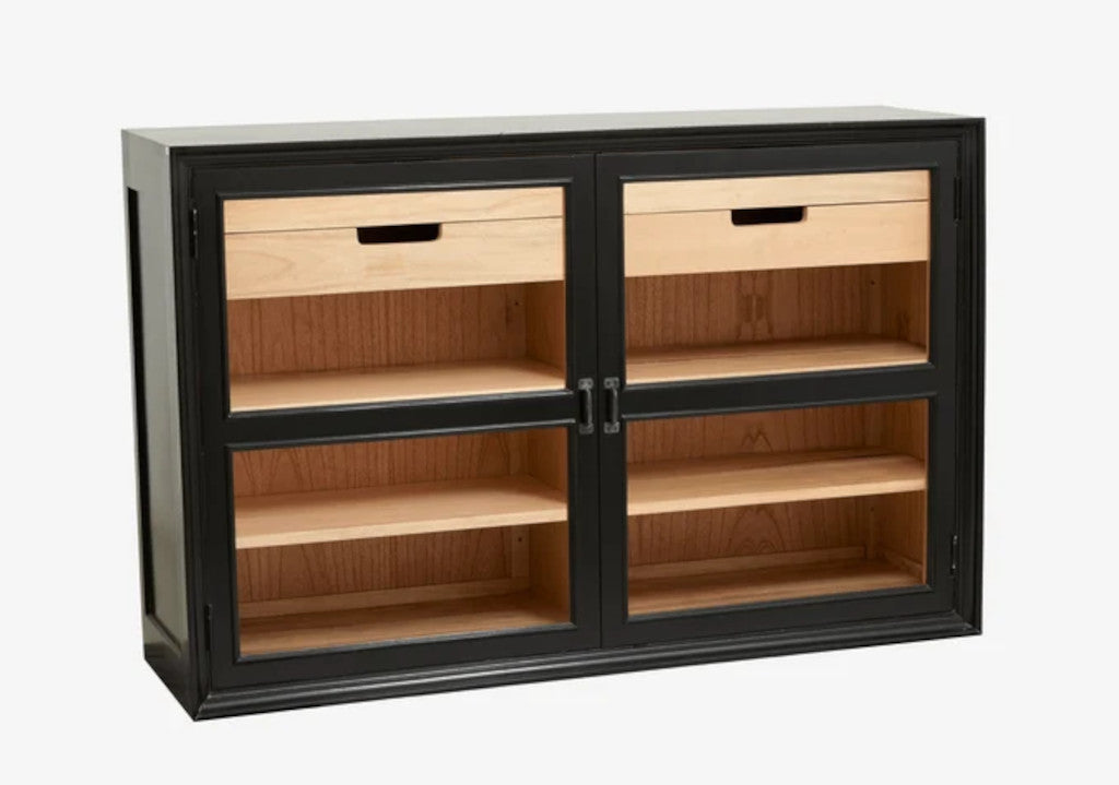 Sideboard aus Holz und Glas in Schwarz-Natur im gemütlichen Esszimmer mit stilvoller Dekoration